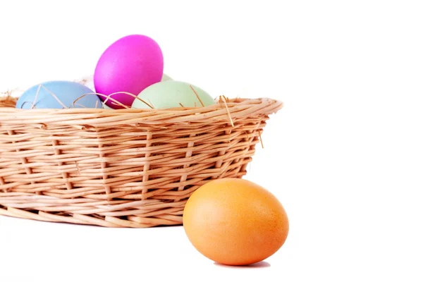 Καλάθι με αυγά του Πάσχα και ένα στο πρώτο πλάνο — Φωτογραφία Αρχείου