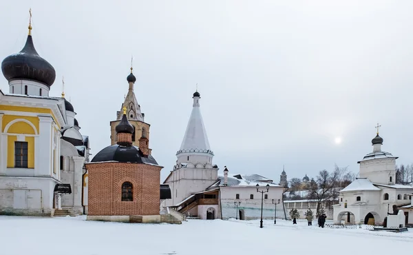 Uspenskij människans monastery på vintern, Staritsa, Ryssland — Stockfoto