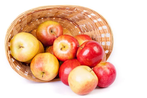 Manzanas maduras en cesta sobre fondo blanco Fotos de stock libres de derechos