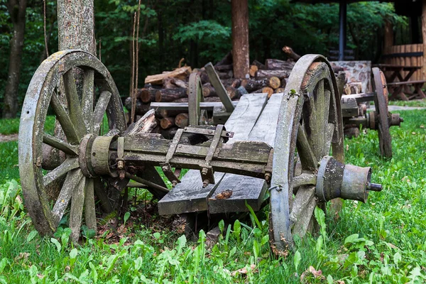 Broken vintage wooden cart in the countryside — Stock Photo, Image