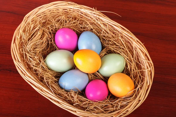 Καλάθι με αυγά Πάσχας σε ξύλινα φόντο — Φωτογραφία Αρχείου