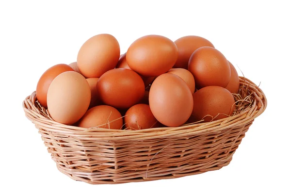 Cesto con molte uova su sfondo bianco Foto Stock Royalty Free