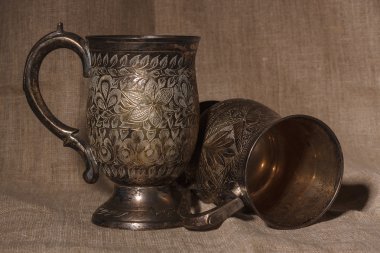 İki eski gümüş kadehler