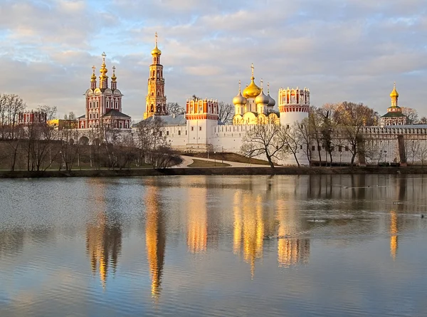 Novodevichy manastır manastır erken baharda, Moskova