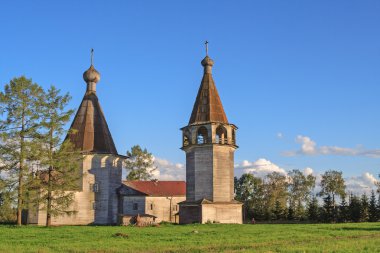 Epiphany kilise ve çan kulesi yakınındaki Kargopol gün batımında