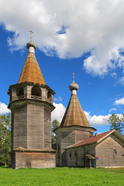 Iglesia de la Epifanía y campanario cerca de Kargopol — Foto de Stock