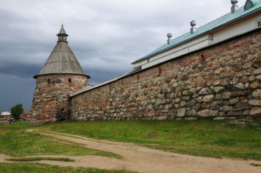 Sıkıcı gökyüzü karşı Archangel tower Solovetsky Manastırı