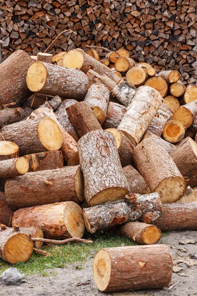 Firewood contra de madeira armazenada na pilha — Fotografia de Stock