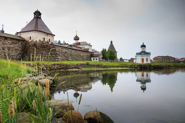 Соловецький Спасо-Преображенський монастир у темною погода — стокове фото