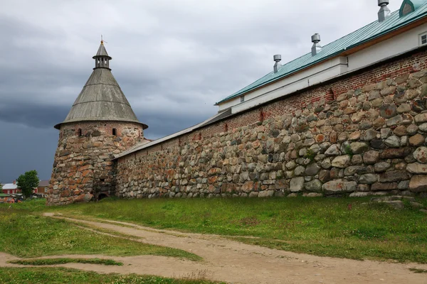 Ärkeängeln Mikaels torn av Solovetskij kloster mot tråkig himmel — Stockfoto