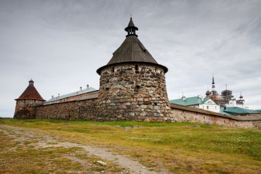 Korozhnaya Kulesi ön plan ile Solovetsky Manastırı