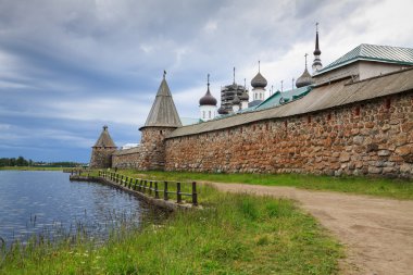 Solovetsky Manastırı duvarı önünde kutsal Gölü