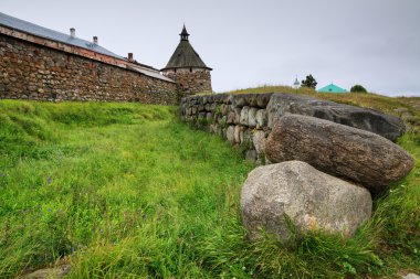 Çukurun önünde bir duvar Solovetsky Manastırı