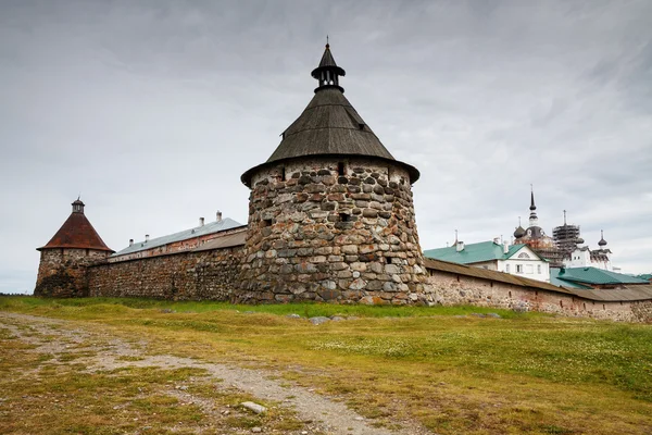 Monastyr Sołowiecki z pierwszym planie wieża Korozhnaya — Zdjęcie stockowe