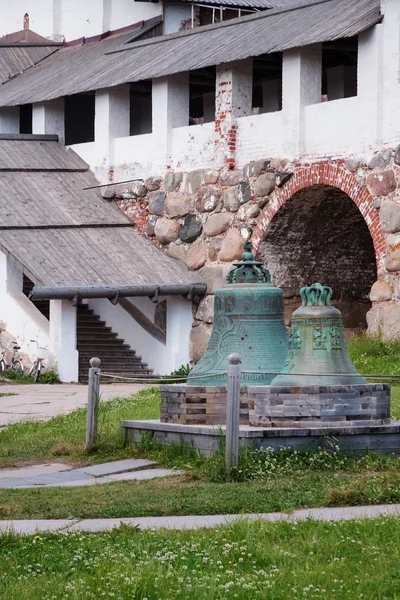 Twee klokken in Spaso-Preobrazjenski klooster, Solovetski eiland, Stockfoto