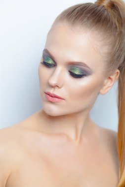 profesyonel makyaj sarışın kadınla