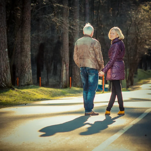 Älteres Ehepaar im Freien — Stockfoto