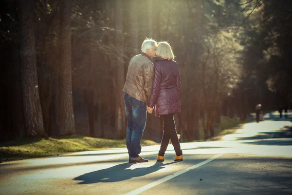 Elderly couple outdoors — Stock Photo, Image