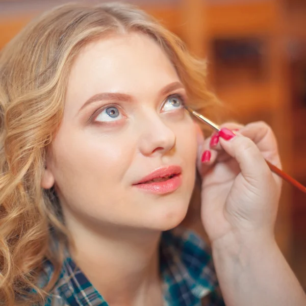 Make up artist doing make up of woman — Stock Photo, Image