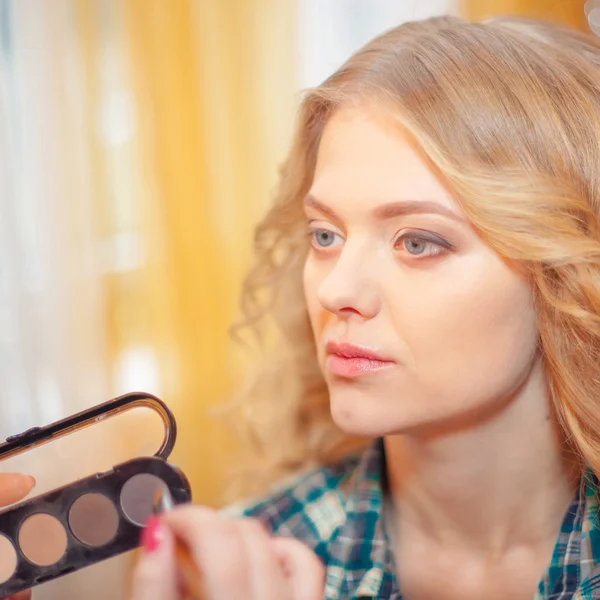 Make up artist doing make up of woman — Stock Photo, Image
