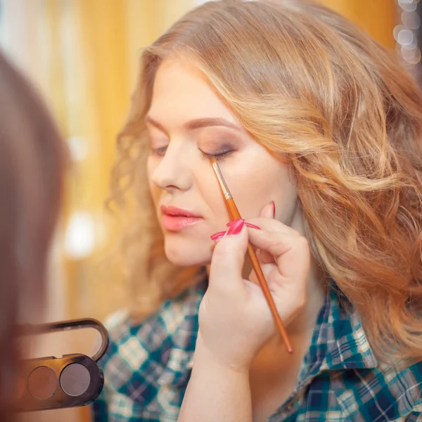 Make up artist doing make up of woman — Stock Photo, Image