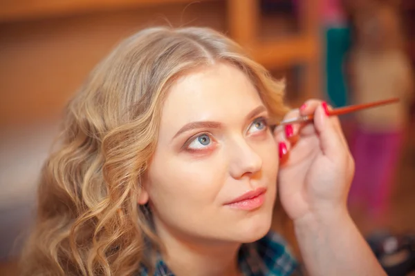 Maquillar artista haciendo maquillaje de mujer —  Fotos de Stock