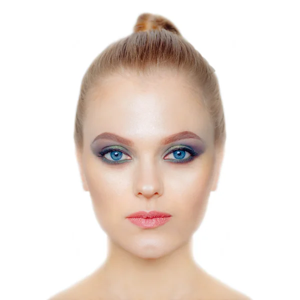 Blond kvinna med professionell makeup — Stockfoto