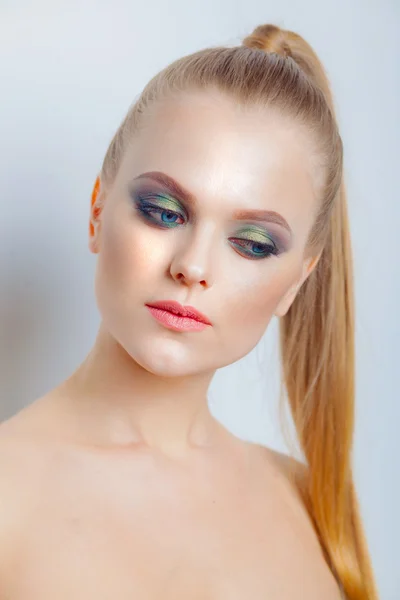 Blond kvinna med professionell makeup — Stockfoto