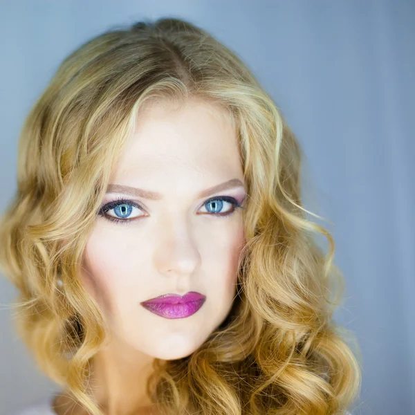 Vrouw met schone huid en professionele make-up — Stockfoto