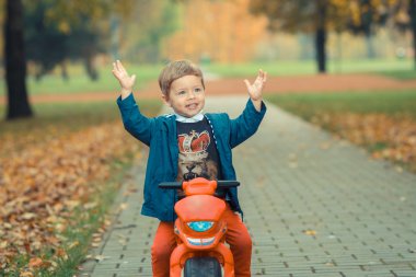 Motosiklet ile yolda sevimli küçük motorcu