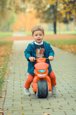 Motosiklet ile yolda sevimli küçük motorcu