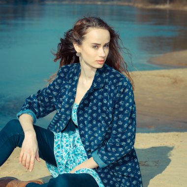 Yalnız hippi kız kum üzerinde