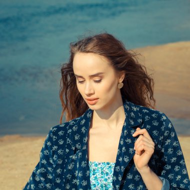 Yalnız hippi kız kum üzerinde