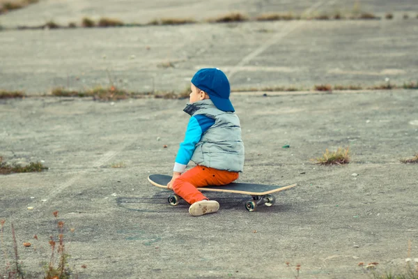 Boy having fun with skateboard outdoors — Stock Photo, Image