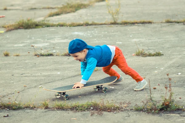 Jongen met plezier met skateboard buitenshuis — Stockfoto