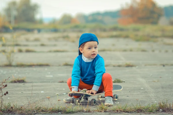 Jongen met plezier met skateboard buitenshuis — Stockfoto