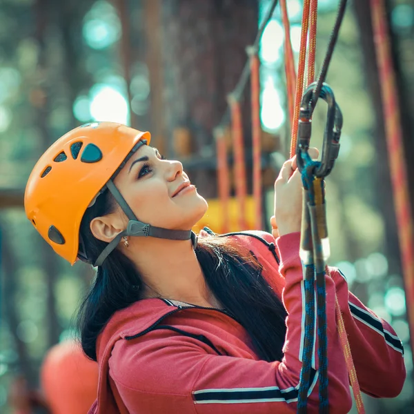 Hermosa chica en el traje de escalada al aire libre — Foto de Stock