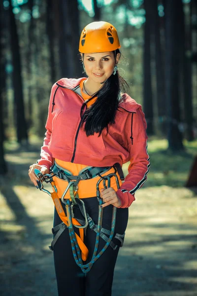 Bella ragazza in abito da arrampicata all'aperto — Foto Stock