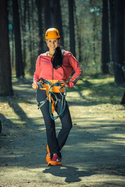 Mooi meisje in de klimmen outfit buiten — Stockfoto