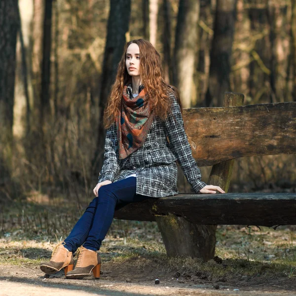 Belle fille en plein air au printemps — Photo