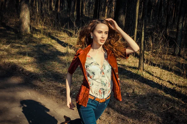 Girl runs away outdoors — Stock Photo, Image