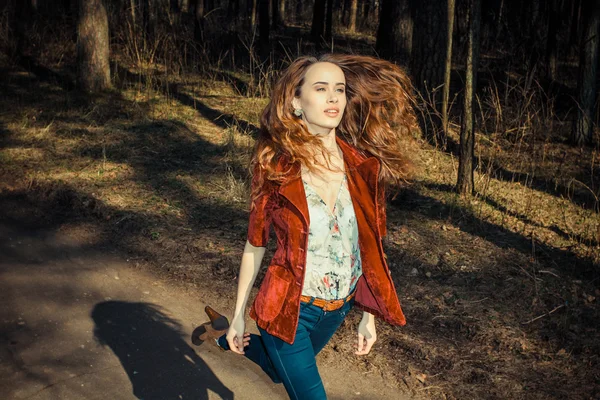 Flickan flyr utomhus — Stockfoto