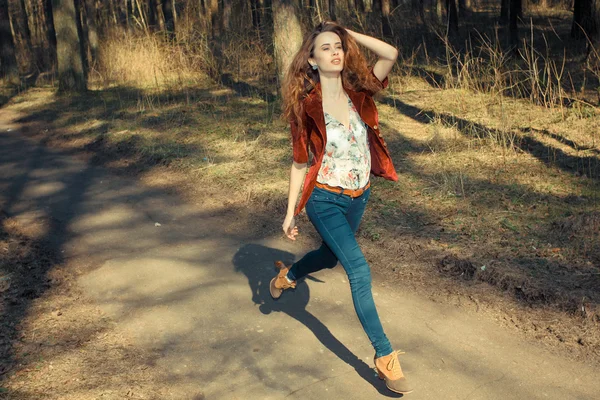 Girl runs away outdoors — Stock Photo, Image