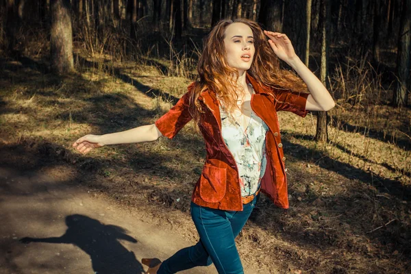 Meisje loopt weg buiten — Stockfoto