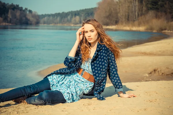 Menina hipster solitário na areia — Fotografia de Stock