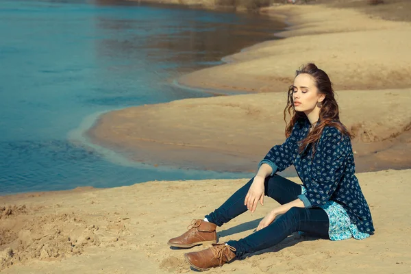 Yalnız hippi kız kum üzerinde — Stok fotoğraf