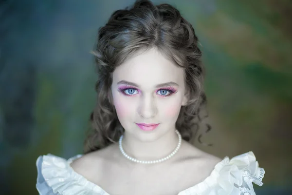 Liten flicka med vacker makeup — Stockfoto