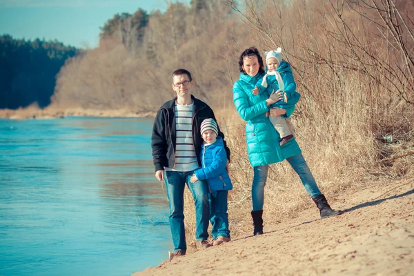 Familia en la fuente cerca del agua — Foto de Stock