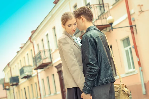 Hipster couple walking down the street — Stock Photo, Image