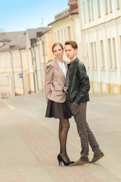 通りを歩きながら流行に敏感なカップル — ストック写真